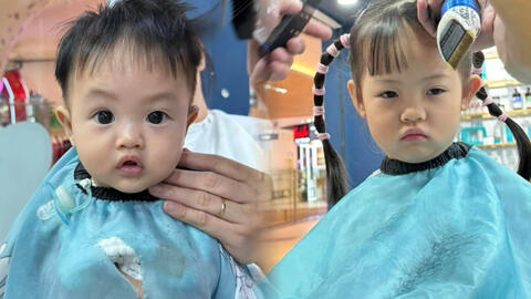 Cường Đô La đưa các con đi "tút tát nhan sắc", biểu cảm của hai nhóc tì khiến dân mạng cười không ngớt