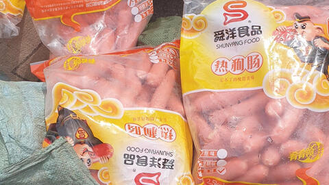 Xúc xích, chân gà… Trung Quốc nhập lậu bị thu giữ