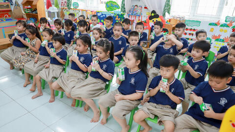 Sữa học đường giúp phụ huynh nhẹ gánh hơn với lợi ích kép