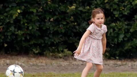 Gucci tái xuất váy công chúa Charlotte