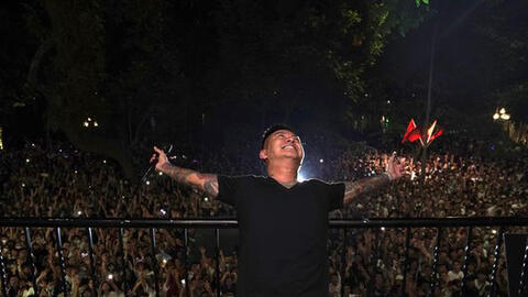 Ca sĩ Tuấn Hưng được phép biểu diễn ở ban công nhà