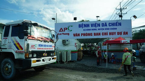 Hàng trăm công nhân làm việc thâu đêm suốt sáng cấp tốc xây dựng thêm hai bệnh viện dã chiến