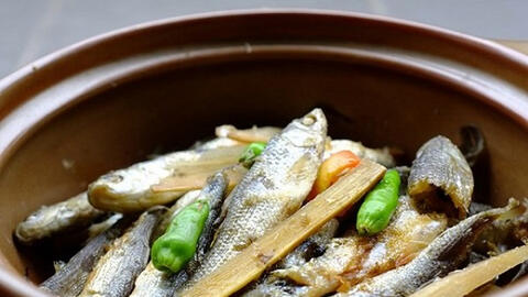 "Đi đâu cũng nhớ quê mình, cá linh kho mía ấm tình miền Tây".