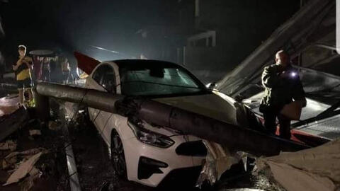 Yên Bái: Mưa đá kèm theo giông khiến nhiều nhà tốc mái, xe cộ đổ la liệt ngoài đường