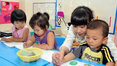 Hà Nội: Sáng ra công văn ngừng thi công chức giáo dục, chiều ra công văn tiếp tục thi