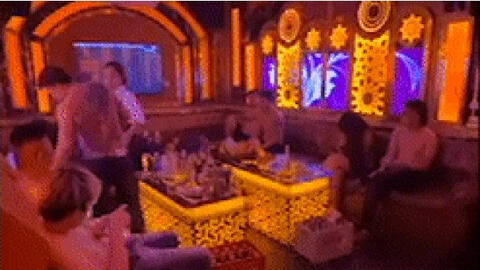 Chị chồng 'bá đạo', lái Mercedes đến tận quán karaoke đánh ghen thay em dâu