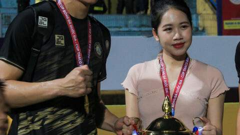 Cựu thủ môn U23 Việt Nam công khai bạn gái hơn tuổi làm tiếp viên hàng không