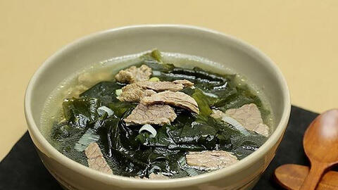 Món ngon mỗi ngày: Cách nấu canh rong biển thịt bò kiểu Hàn Quốc không tanh