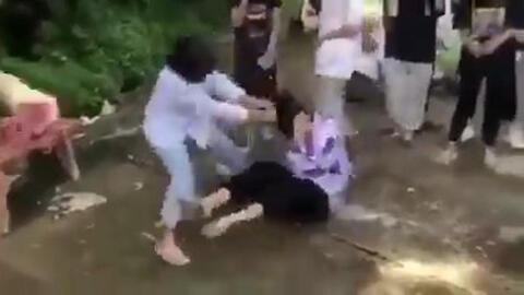 Kỷ luật nhóm học sinh đánh hội đồng bạn