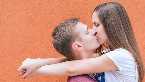 Những lợi ích sức khỏe nụ hôn mang lại mà bạn không ngờ tới