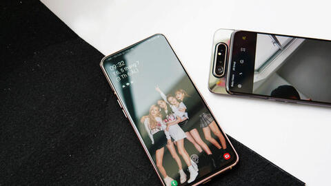 Ngất ngây với bộ quà tặng kèm Galaxy A80 giành cho fan BlackPink và các tín đồ sành điệu