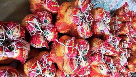 Bưởi đỏ Trung Quốc có giá dưới 100.000 đồng/trái được bán tràn lan ở Hà Nội