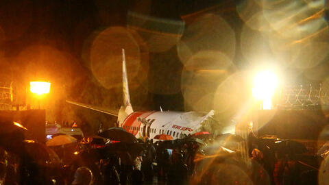 Ấn Độ: Máy bay giải cứu công dân về nước bị trượt khỏi đường băng, gãy làm đôi