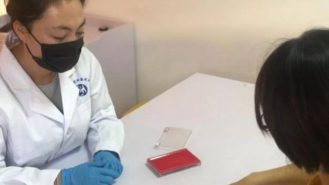 Vì kết quả xét nghiệm ADN, người phụ nữ suýt tìm nhầm cha cho con