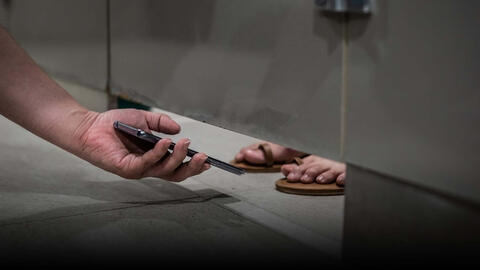 Vụ học sinh quay lén cô giáo đi vệ sinh: Đối tượng có thể bị phạt từ 3 năm đến 10 năm tù