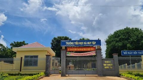 Trường tiểu học giữ lại học bạ của nam sinh vì nợ 550.000 đồng