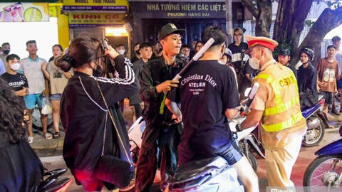 Nhóm "trẻ trâu" rủ nhau lên phố tụ tập, lạng lách đánh võng bị 141 vây bắt