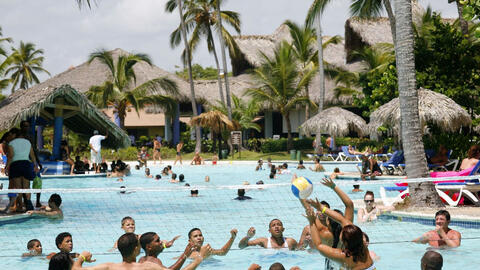 Hai xu hướng ngược ở Caribe: Nửa đón khách đã tiêm vaccine, nửa đón khách chưa tiêm