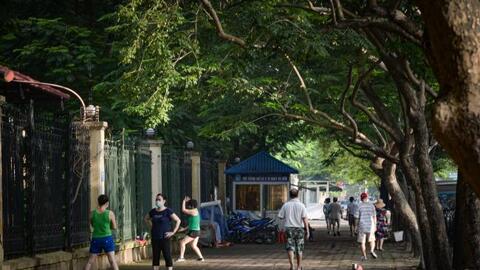 Hà Nội: Người dân tấp nập ra đường tập thể dục từ sáng sớm