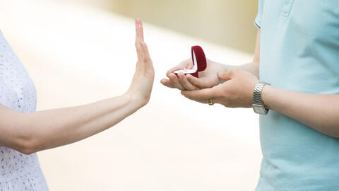 Bạn trai cầu hôn giữa đám đông khiến tôi xấu hổ muốn độn thổ