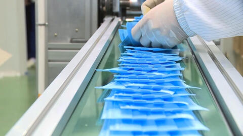 Khẩu trang tắc đường “xuất ngoại"