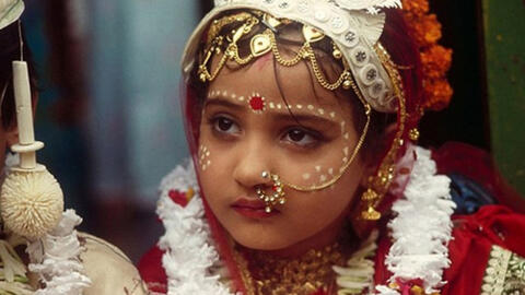 Những hủ tục đáng sợ chà đạp người phụ nữ