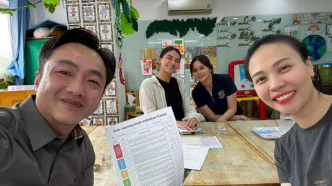 Lần đầu đi họp phụ huynh cho con gái, vợ chồng Cường Đô La nghe cô giáo nói gì mà cưới không ngớt?