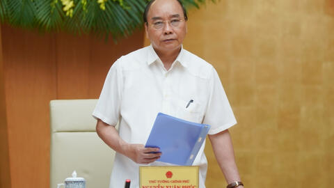 Thủ tướng Chính phủ: "Vừa đội mũ bảo hộ, vừa đeo khẩu trang làm sao các em học được"