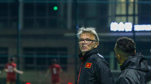 Trò cưng báo tin vui, HLV Troussier hồi hộp chờ cái “bắt tay” từ V.League cho nhiệm vụ sống còn