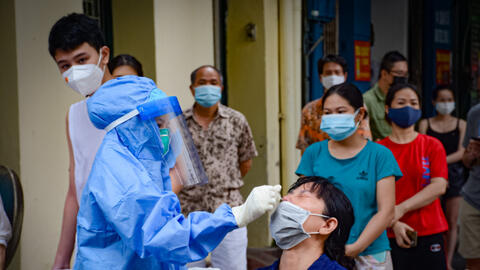 Người dân quanh BV Việt Đức xét nghiệm lần 2 sau khi phát hiện ổ dịch mới