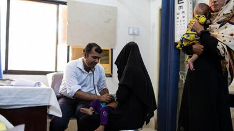 Gần 900 trẻ nhiễm HIV nghi do bác sĩ dùng lại ống tiêm