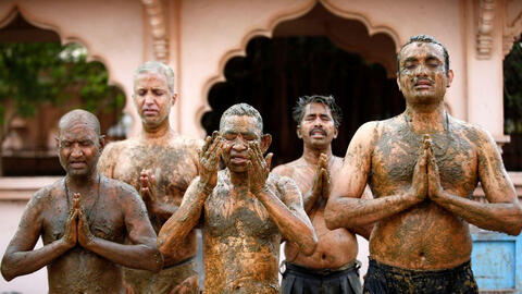 Dân Ấn Độ dùng phân bò để chữa COVID-19, các bác sĩ lên tiếng