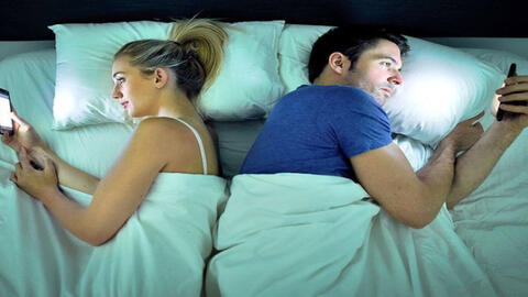 Hôn nhân nguội lạnh khi 'yêu" điện thoại hơn cả bạn đời