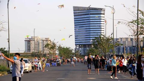 Mùa thả diều đến sớm ở Sài Gòn vì dịch COVID-19 kéo dài
