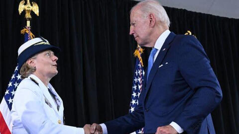 Nữ Tư lệnh đầu tiên của Lực lượng Bảo vệ Bờ biển Mỹ