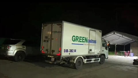 Giấu 15 người gồm cả trẻ em trong thùng xe đông lạnh để 'thông chốt'