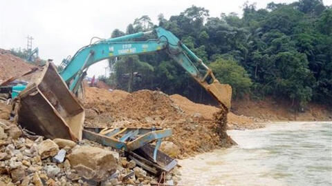 Tìm kiếm 57 người mất tích ở Thừa Thiên-Huế, Quảng Nam và trên biển