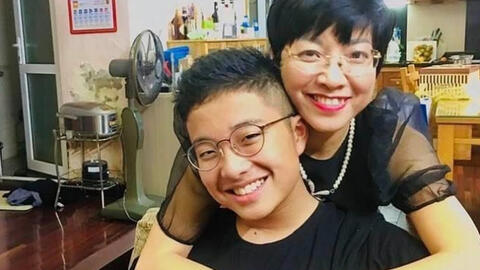 Đang dừng đèn đỏ thì bị vỗ lưng, con trai MC Thảo Vân có hành động khiến mẹ được khen: Dạy con khéo quá!