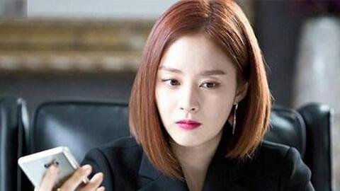 Dùng điện thoại của chồng chuyển khoản cho bạn thân vào ngày sinh nhật, người phụ nữ sốc khi nhận được 4 từ