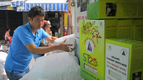 Các cửa hàng tất bật bán gạo ST25 mùa Tết