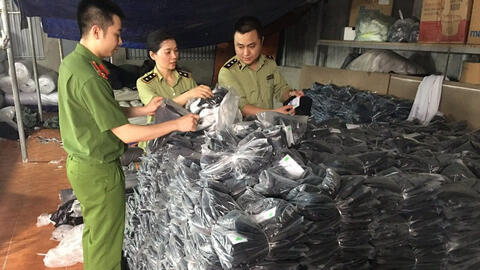 Hơn 5.000 sản phẩm nhái thương hiệu Adidas, Nike, Lacoste, Burberry bị thu giữ