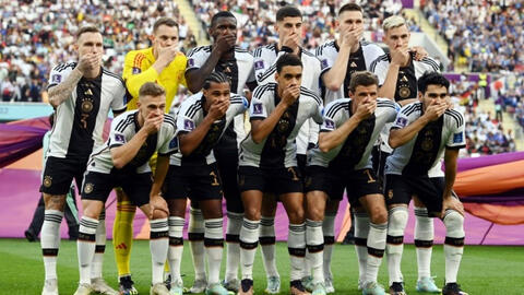 Vì sao đội tuyển Đức đồng loạt che miệng khi chụp ảnh?