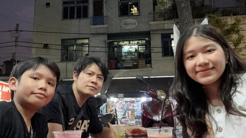 Nhạc sĩ Nguyễn Văn Chung "khoe" nhận xét tổng kết học kỳ 1 của hai con, người hâm mộ chưa kịp khen đã "sang chấn"