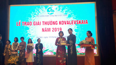 Lễ trao giải Kovalevskaia 2019 vinh danh tập thể cán bộ nữ phân lập thành công virus Corona chủng mới