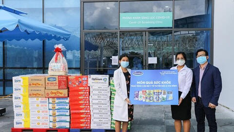 Chiến dịch 'Bạn khỏe mạnh, Việt Nam khỏe mạnh' Vinamilk trao tặng món quà sức khỏe đến cán bộ y tế tuyến đầu và gia đình nhân Ngày Gia đình Việt Nam