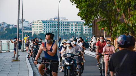 Hà Nội: Người dân đổ ra đường vui chơi nhân hết Chỉ thị 16