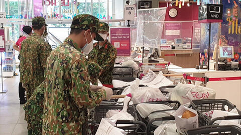 Có tiền cũng khó có thực phẩm giữa tâm dịch