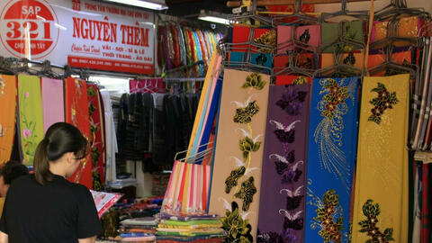 Thị trường quà tặng 20/11 bắt đầu nhộn nhịp