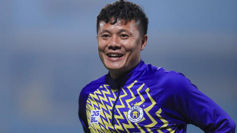 Quả bóng vàng Việt Nam giải nghệ làm HLV; tiền vệ lứa Thường Châu chật vật cứu vãn sự nghiệp sau những ngày đá phủi