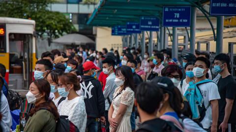 Biển người ùn ùn kéo nhau đi du lịch, về quê nghỉ lễ 30/4